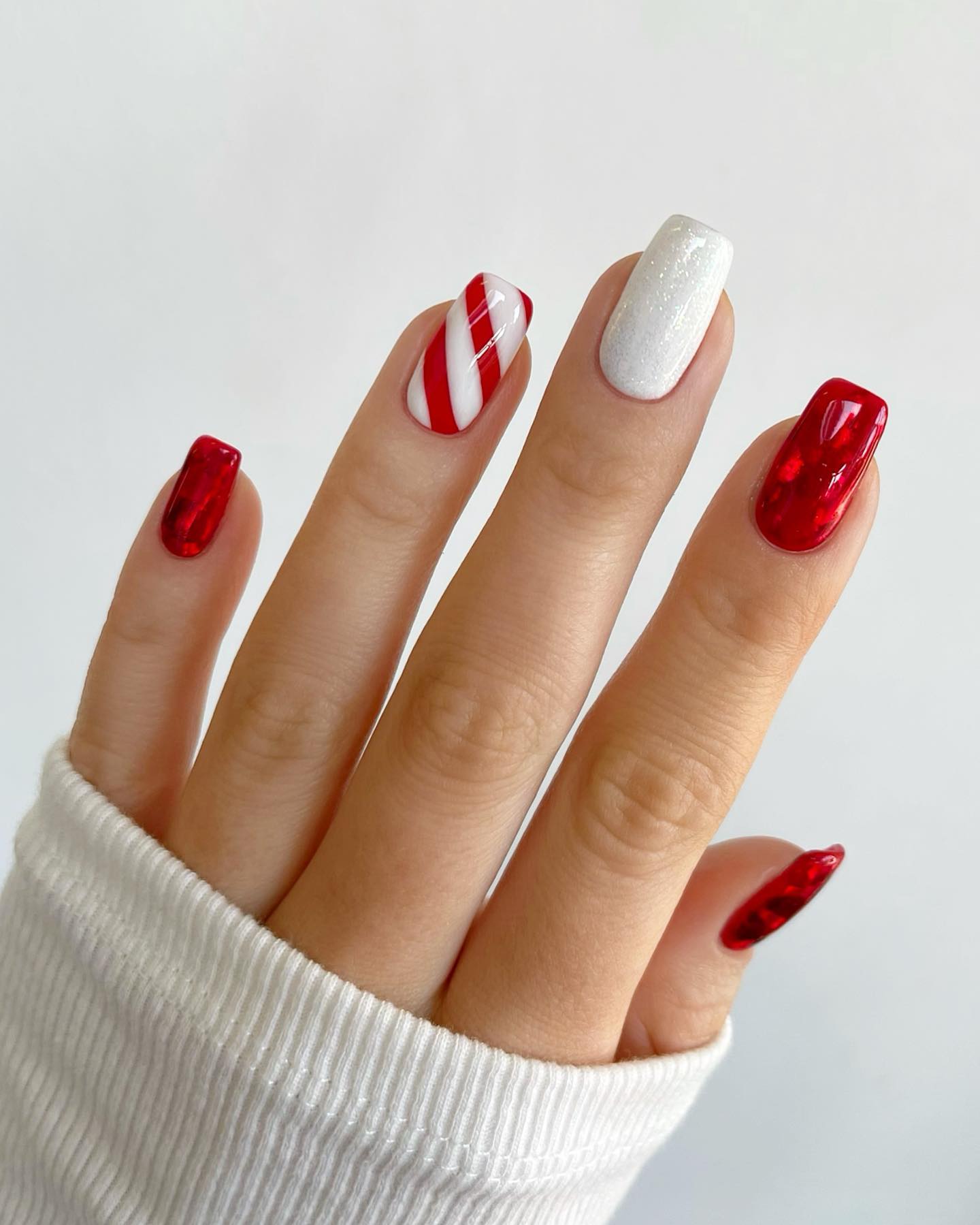 20 Holiday Nails To Get You in The Festive Mood