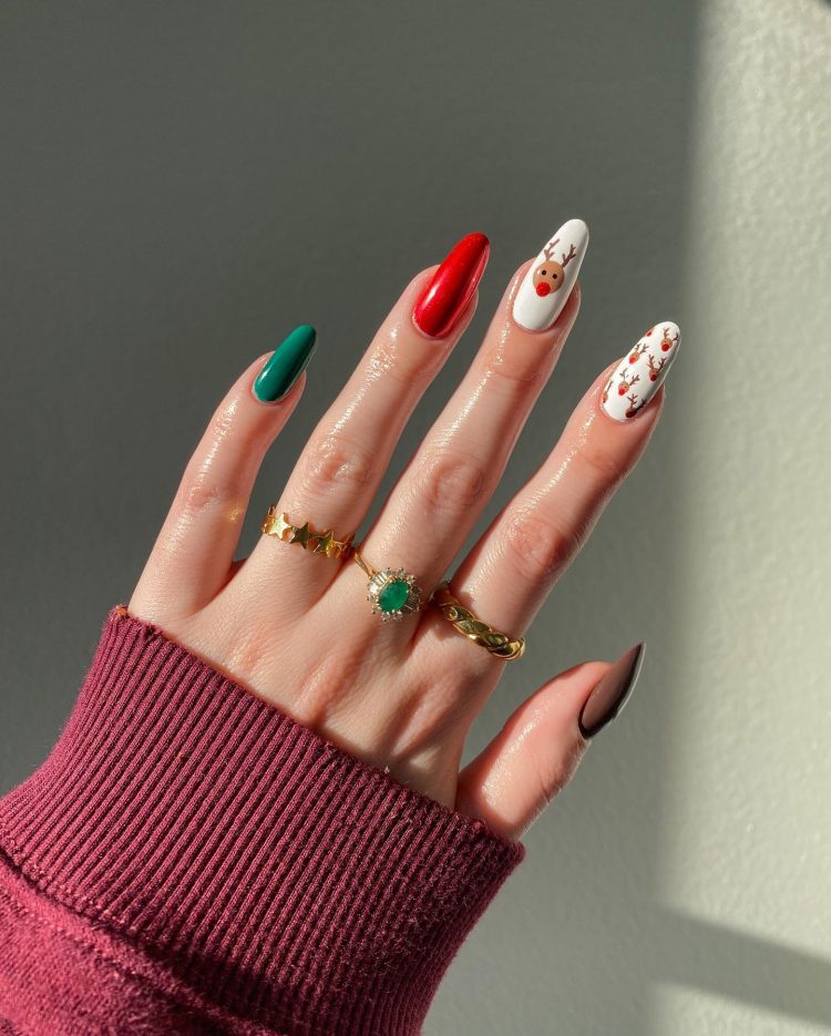 Holiday Nails To Get You in The Festive Mood