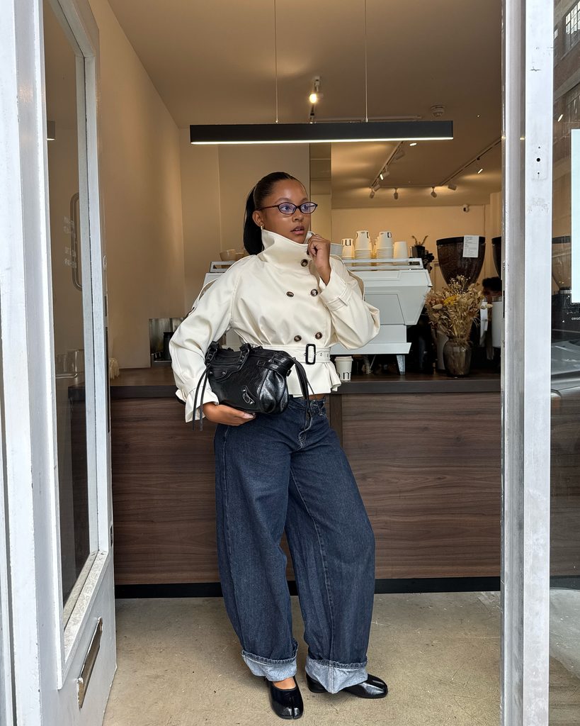 Short Trench Coat + Dark-Wash Baggy Jeans + Ballet Flats